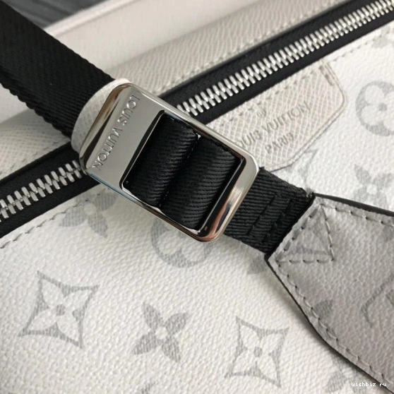 WIS OUTDOOR LOUIS VUITTON MESSENGER 0715